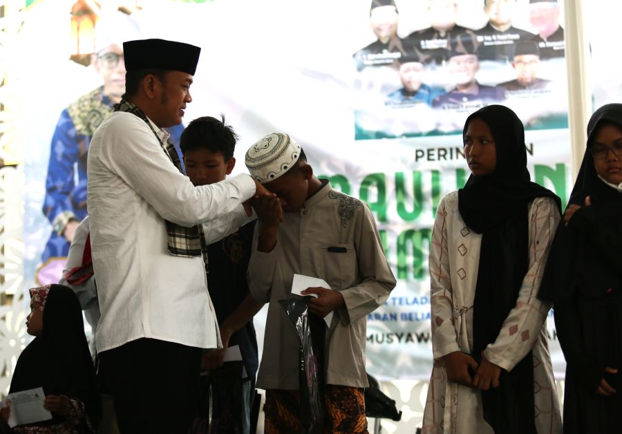 Ketua Bamus Betawi H Riano bagikan donasi anak yatim